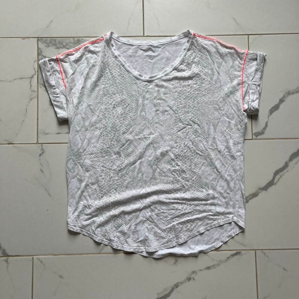 lululemon Weekend Short Sleeve white snakeskin print tee sz 8
